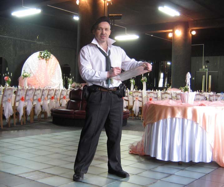 Шаржист Михаил Шабалин стоит с мольбертом на свадьбе