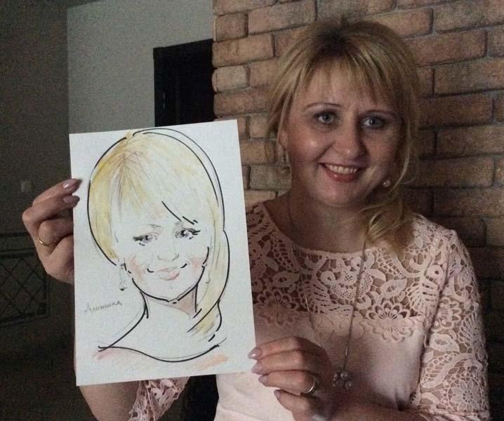 Аленушка показывает свой шарж на свадьбе от Михаила Шабалина